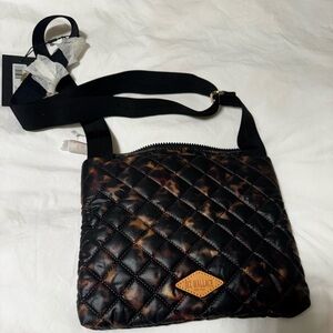 Brand new, with tags, never used.

MZ Wallace metro crossbody in animal print.